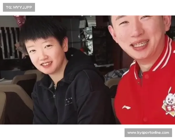 孙颖莎背部力量惊爆体坛!张煜东直播自叹不如:掰手腕我认输 孙颖莎背部力量惊爆体坛!张煜东直播自叹不如:掰手腕我认输